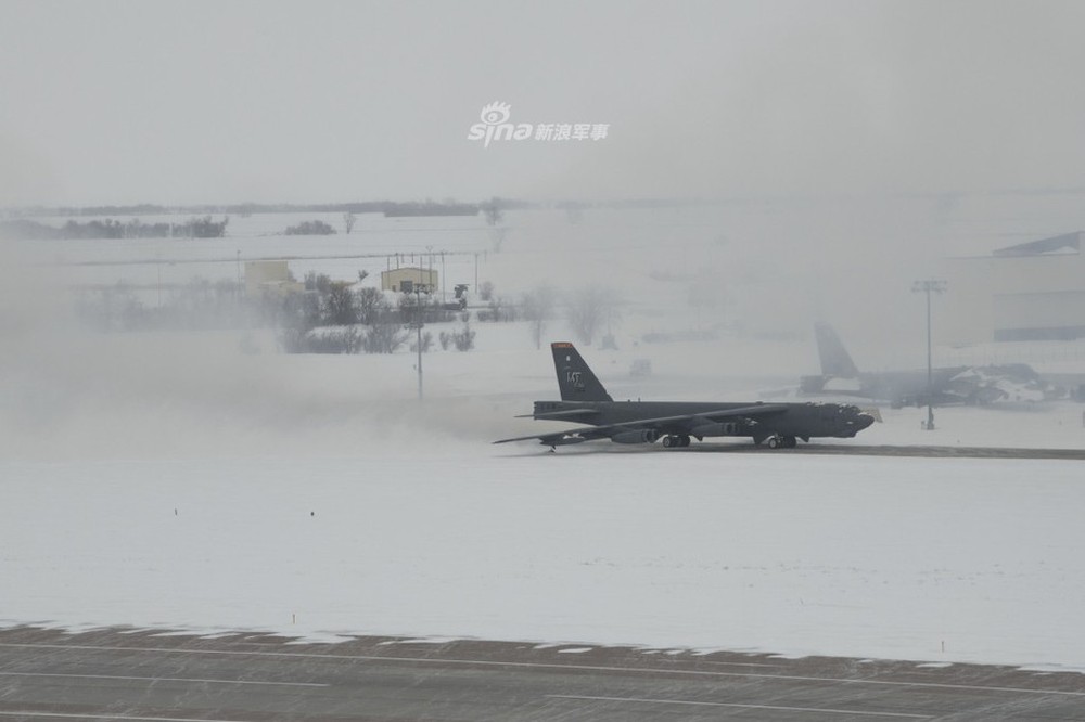 B-52 huấn luyện trong tuyết, mô phỏng tấn công Nga? - Ảnh 3.