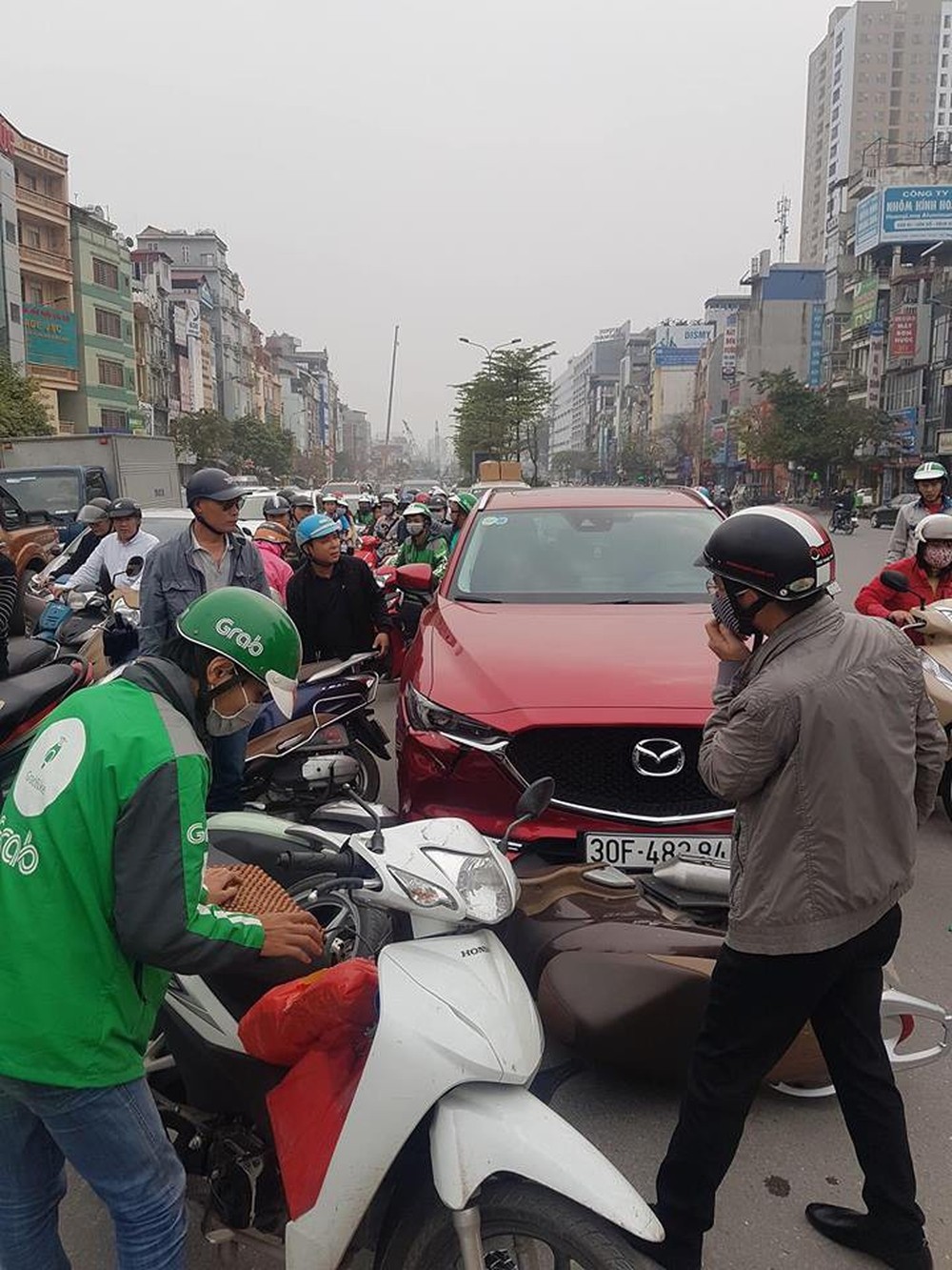 Hiện trường tai nạn xe Mazda đâm liên hoàn nhiều xe máy, tài xế nghi là nữ - Ảnh 3.
