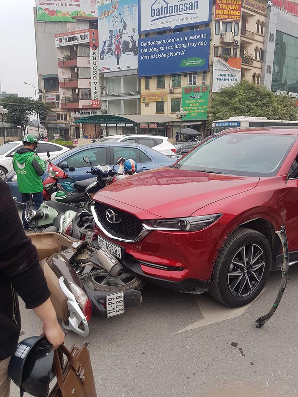 Hiện trường tai nạn xe Mazda đâm liên hoàn nhiều xe máy, tài xế nghi là nữ - Ảnh 5.