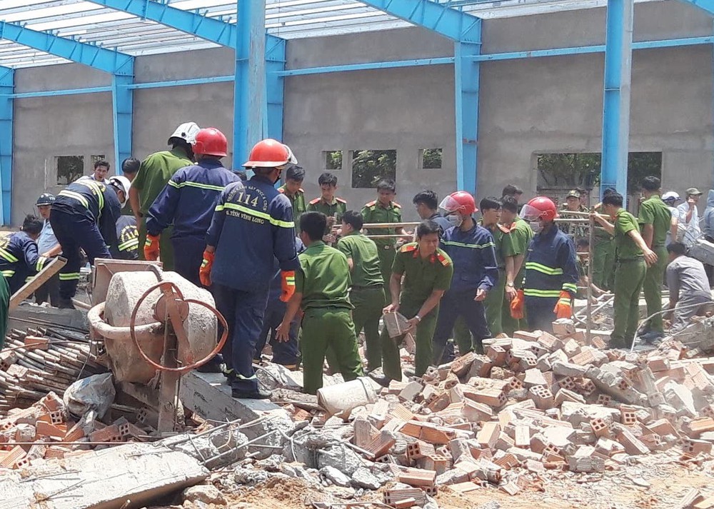 Hiện trường vụ sập tường làm 6 người chết ở Vĩnh Long - Ảnh 4.
