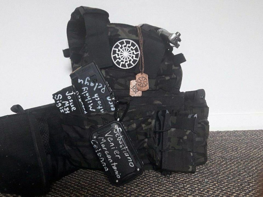 Những biểu tượng quái gở trên hành trang của kẻ cực hữu xả súng thảm sát ở New Zealand - Ảnh 1.
