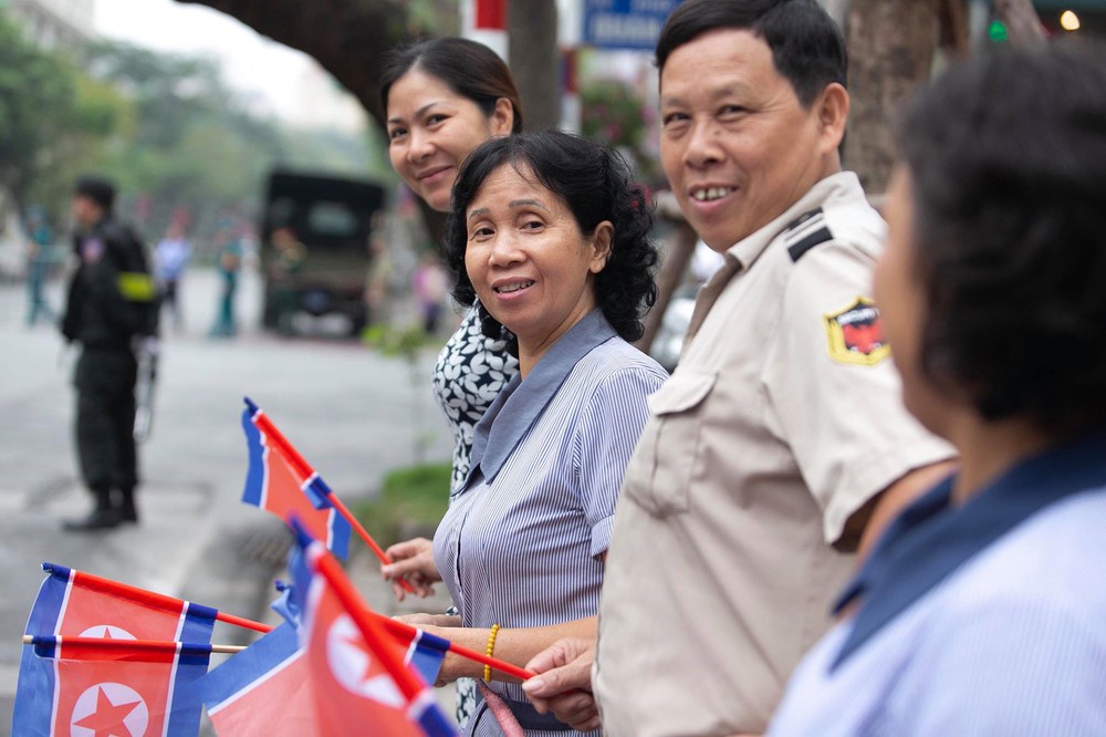 [ẢNH] Người Hà Nội mang cờ hoa tiễn Chủ tịch Triều Tiên Kim Jong-un về nước - Ảnh 8.