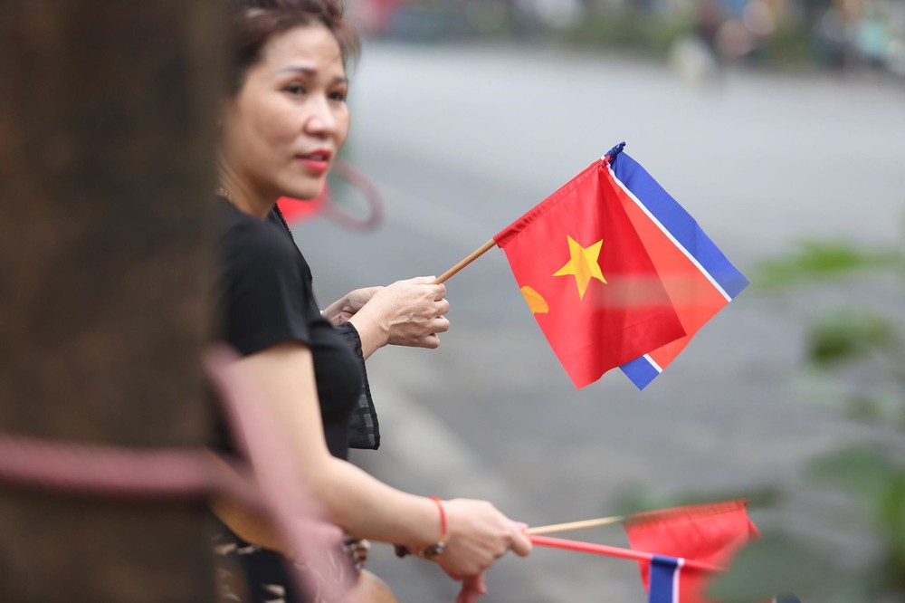 [ẢNH] Người Hà Nội mang cờ hoa tiễn Chủ tịch Triều Tiên Kim Jong-un về nước - Ảnh 9.
