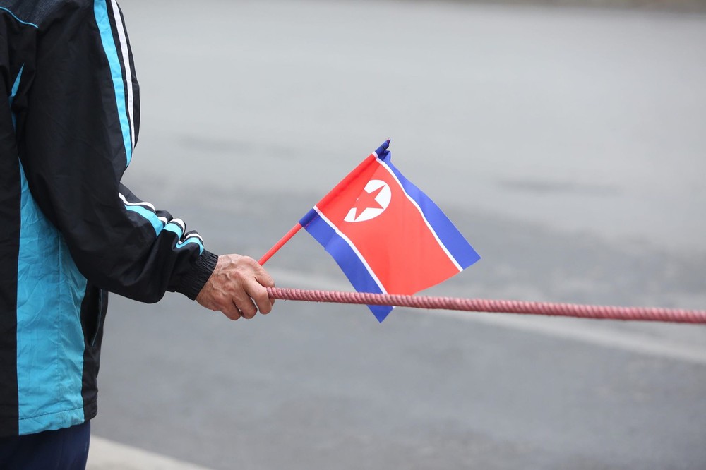 [ẢNH] Người Hà Nội mang cờ hoa tiễn Chủ tịch Triều Tiên Kim Jong-un về nước - Ảnh 11.