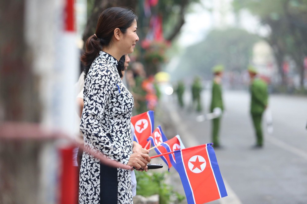 [ẢNH] Người Hà Nội mang cờ hoa tiễn Chủ tịch Triều Tiên Kim Jong-un về nước - Ảnh 10.