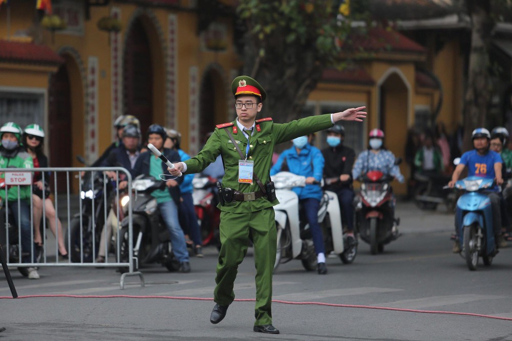 [ẢNH] Người Hà Nội mang cờ hoa tiễn Chủ tịch Triều Tiên Kim Jong-un về nước - Ảnh 2.
