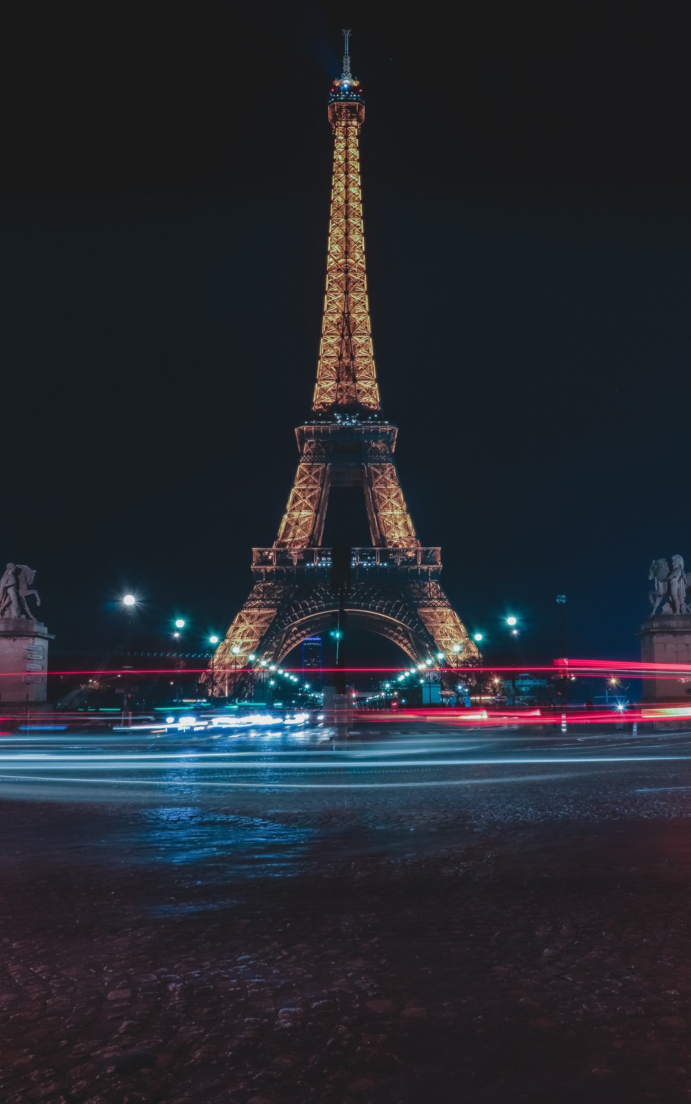 Chụp hình tháp Eiffel vào buổi tối có thể khiến bạn... bị kiện ra toà, và đây là lí do! - Ảnh 1.