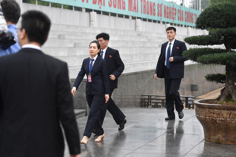 Em gái và đoàn tháp tùng Chủ tịch Kim Jong-un trong lễ viếng Lăng Chủ tịch Hồ Chí Minh - Ảnh 5.