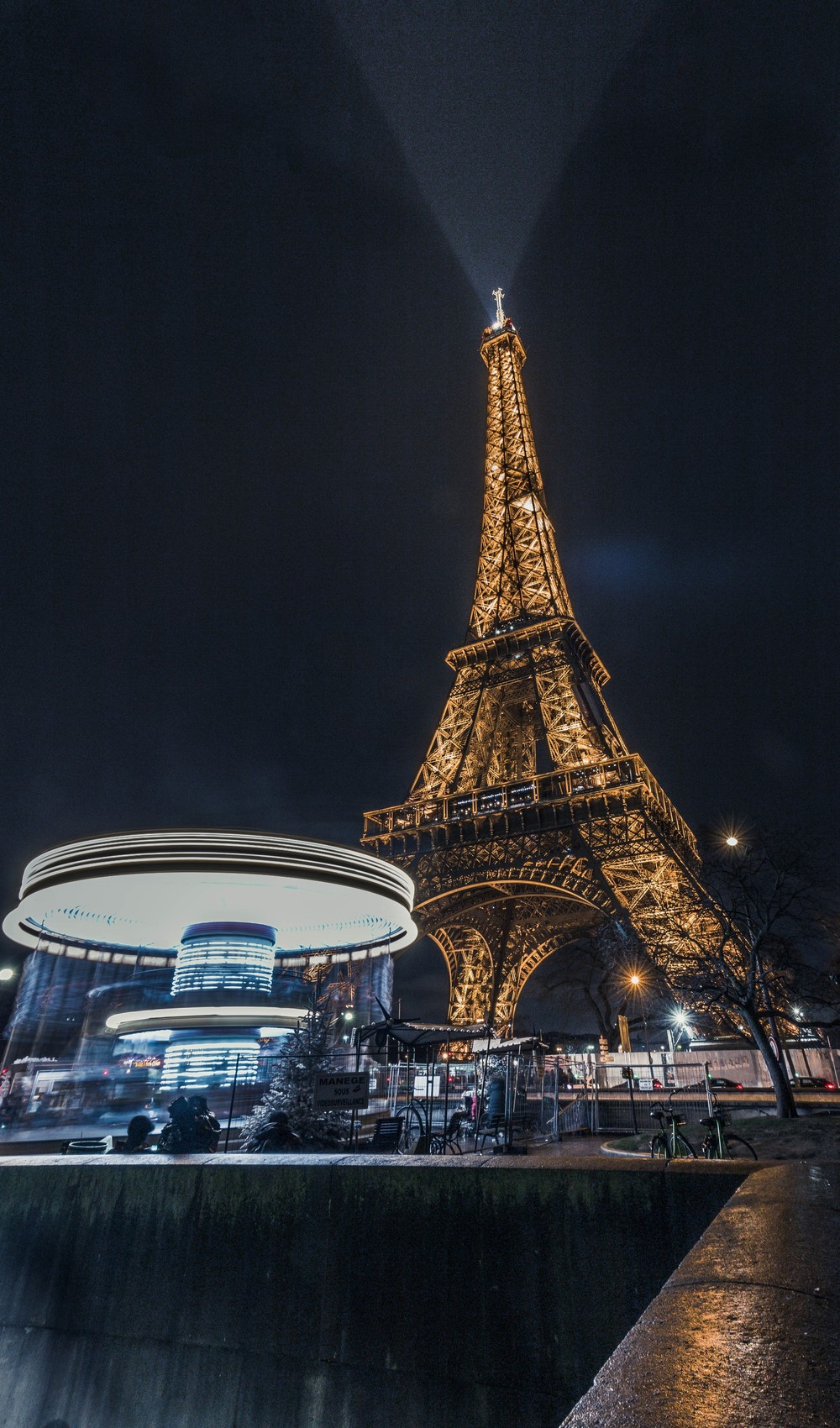 Chụp hình tháp Eiffel vào buổi tối có thể khiến bạn... bị kiện ra toà, và đây là lí do! - Ảnh 3.
