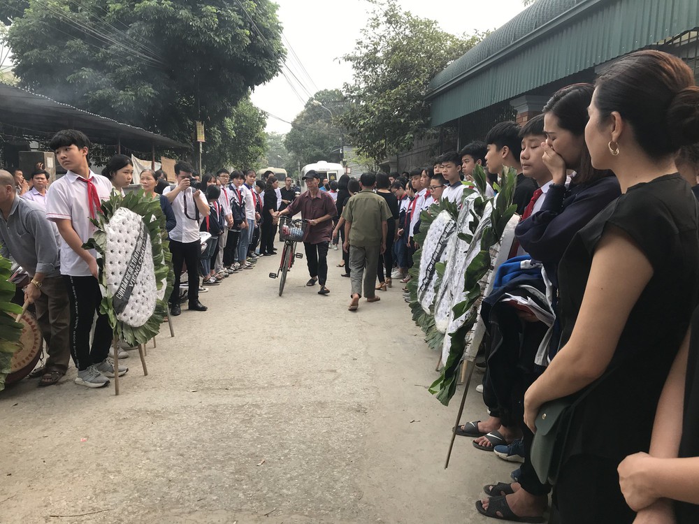 Bà ngoại khóc lịm tiễn đưa đứa cháu nuôi dưỡng suốt 15 năm - Ảnh 2.