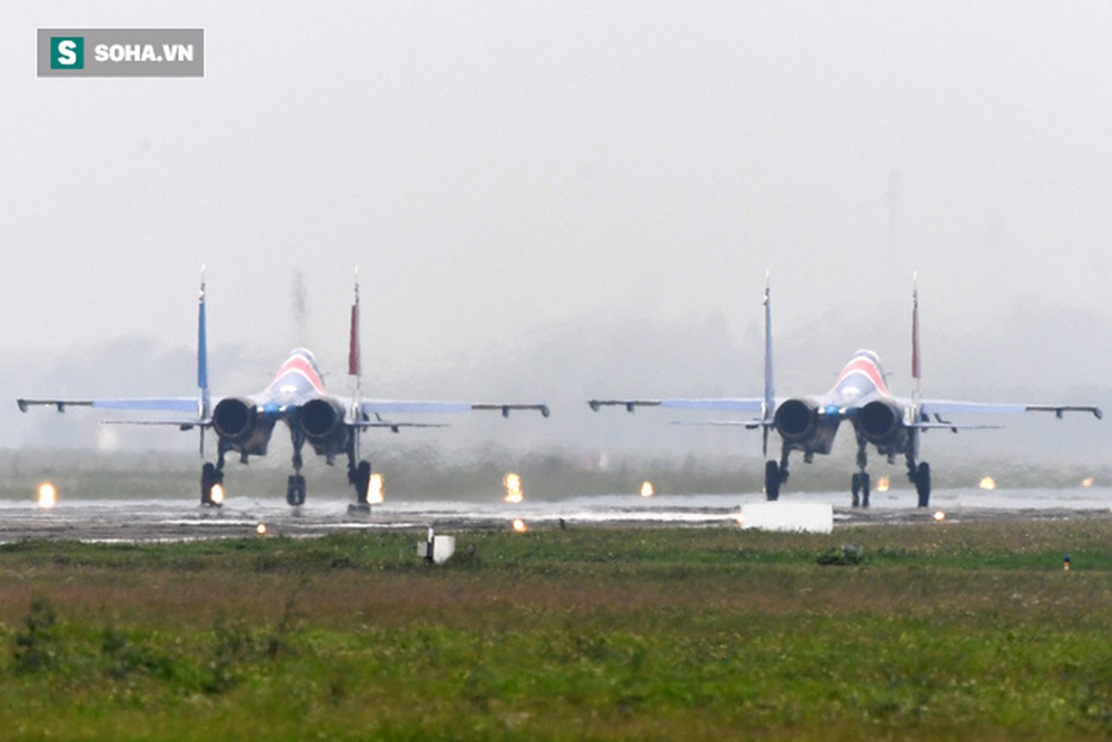 Độc nhất, chưa từng có: Cả 5 tiêm kích Su-30SM cất cánh cùng lúc từ sân bay Nội Bài - Ảnh 3.