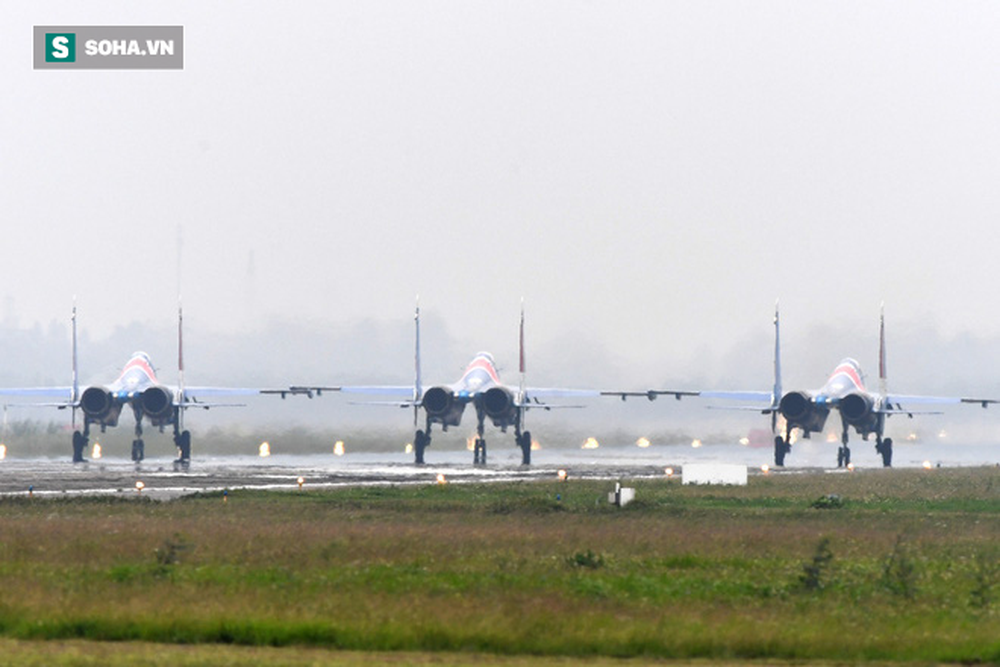 Độc nhất, chưa từng có: Cả 5 tiêm kích Su-30SM cất cánh cùng lúc từ sân bay Nội Bài - Ảnh 4.