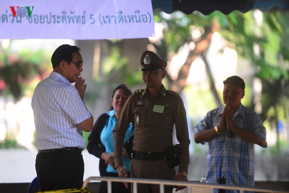 Thủ tướng Thái Lan xếp hàng đi bầu cử - Ảnh 14.