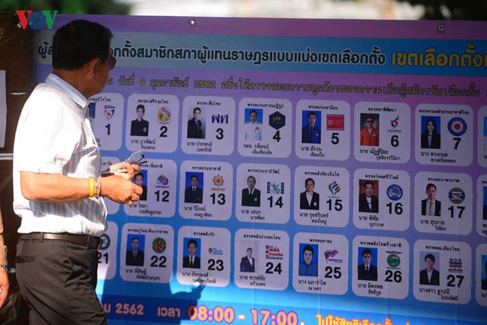 Thủ tướng Thái Lan xếp hàng đi bầu cử - Ảnh 4.