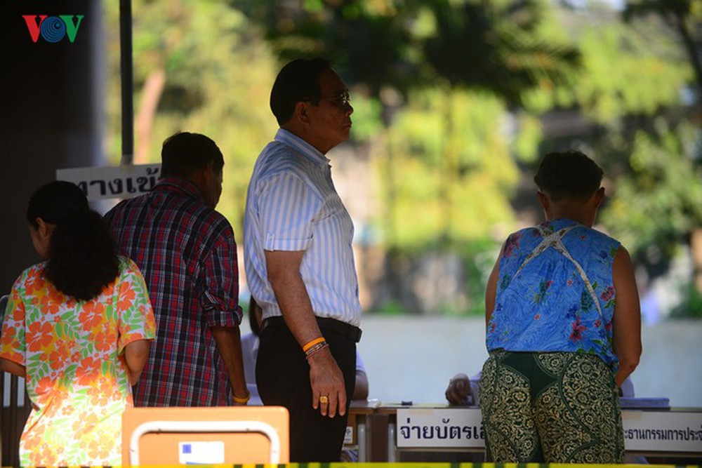 Thủ tướng Thái Lan xếp hàng đi bầu cử - Ảnh 8.
