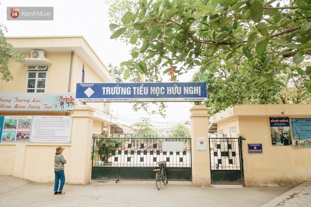 Buổi chào cờ lặng lẽ và phút mặc niệm ở mái trường nơi 8 em học sinh đuối nước thương tâm - Ảnh 6.