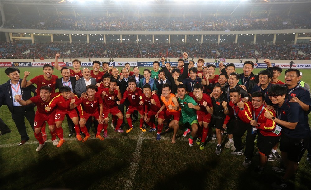 Thủ tướng xuống sân chúc mừng U23 Việt Nam đánh bại U23 Thái Lan - Ảnh 9.