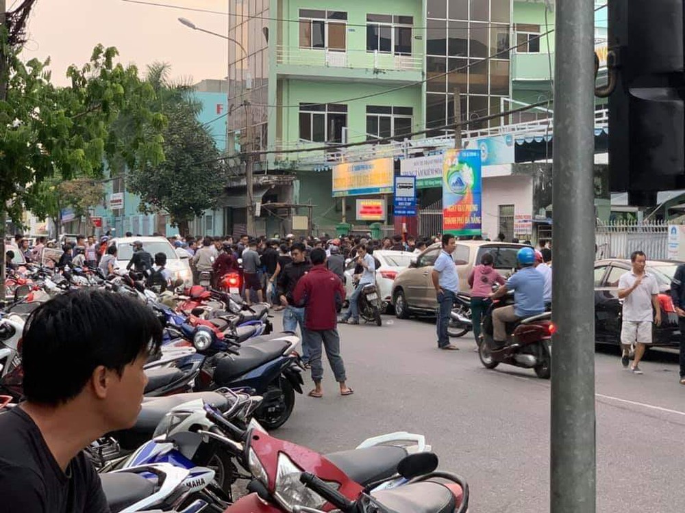 Hàng nghìn người Đà Nẵng vạ vật, la hét, giành giật chờ tiêm vắc xin cho con - Ảnh 4.