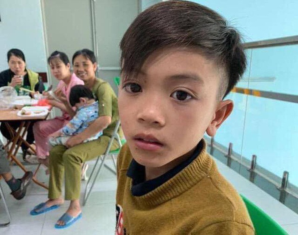 Mẹ bật khóc vì con trai 13 tuổi đạp xe không phanh vượt 100km từ Sơn La tới Hà Nội thăm em bị ốm: May mắn là con không sao... - Ảnh 2.