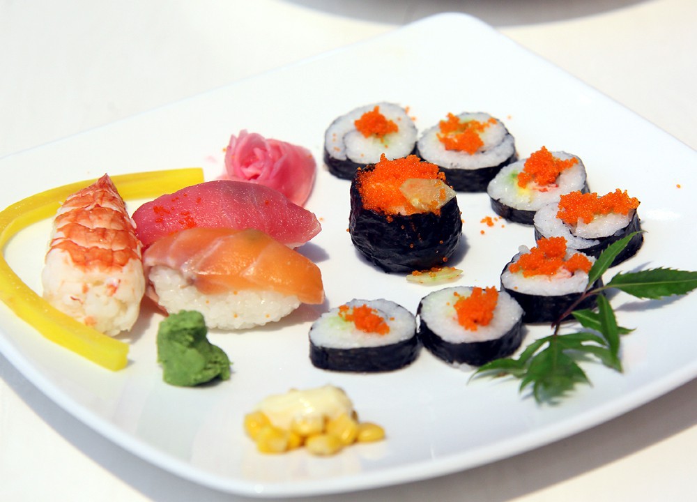 15 thí sinh vòng chung kết Cuộc thi tìm kiếm Đại sứ Hoa Anh Đào tranh tài làm sushi - Ảnh 4.