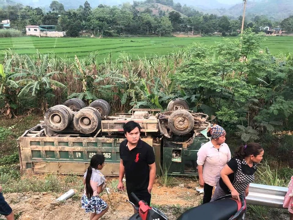Ô tô con đâm xe ben lật ngửa dưới ruộng, hình ảnh hiện trường được chia sẻ liên tục  - Ảnh 6.