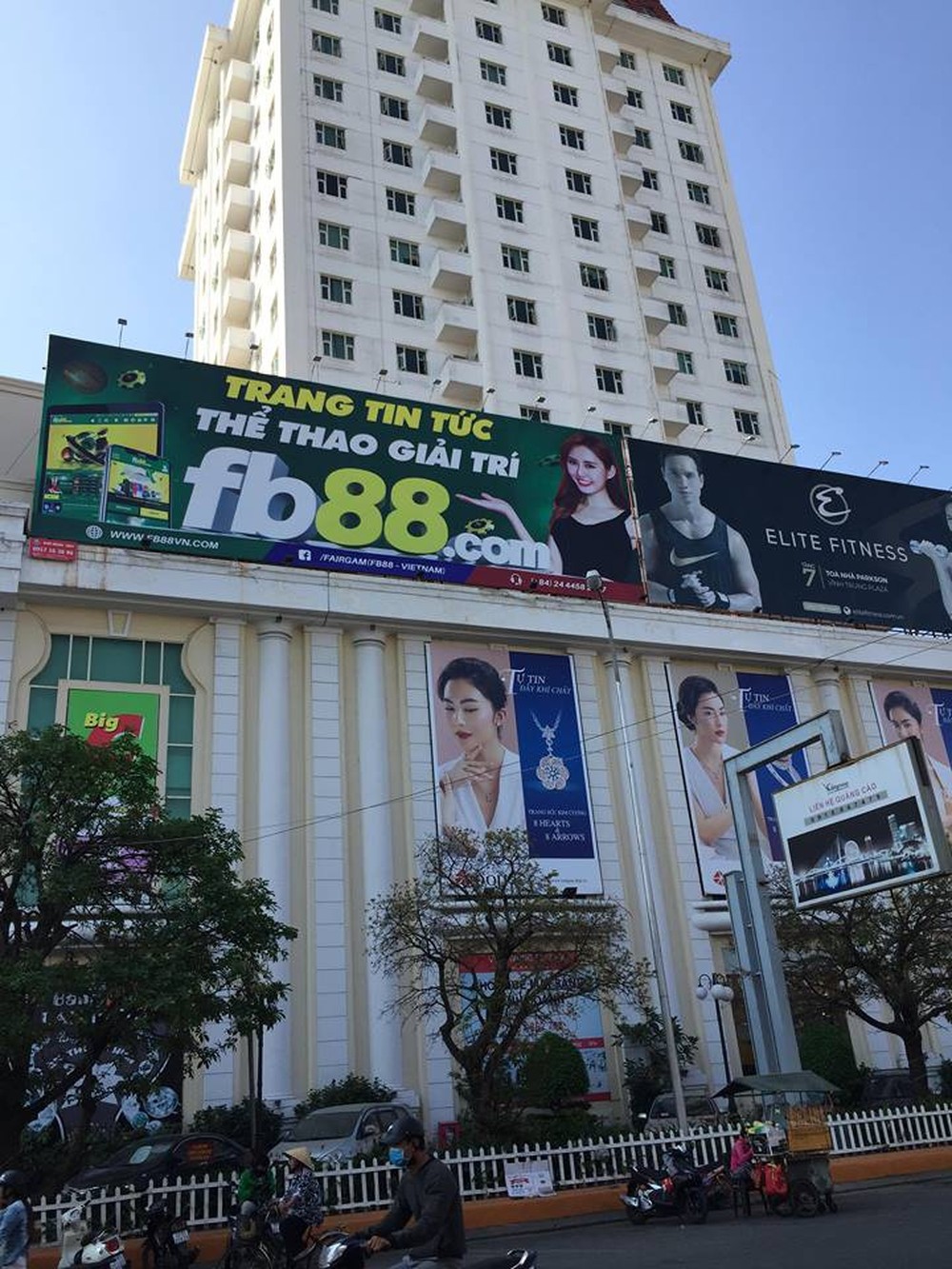 Treo pano quảng cáo cho website đánh bạc, cá cược trực tuyến ở trung tâm Đà Nẵng - Ảnh 1.