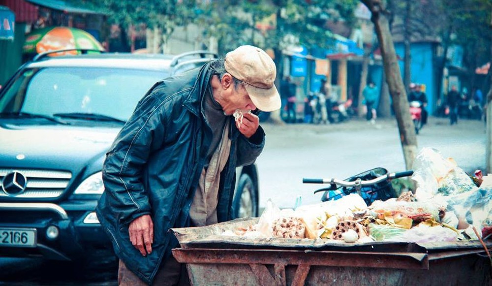 Nỗi ám ảnh suốt 9 năm của tác giả bức ảnh: Cụ ông bới xe rác tìm đồ ăn - Ảnh 1.
