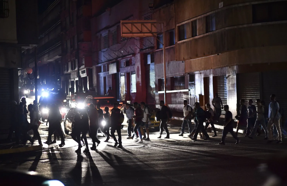 Venezuela ngập chìm trong bóng tối, người dân bàng hoàng: Đêm qua thật đáng sợ - Ảnh 4.