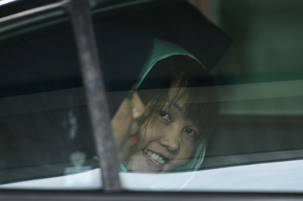 [Photo] Đoàn Thị Hương tươi cười rời tòa sau khi được giảm án - Ảnh 2.
