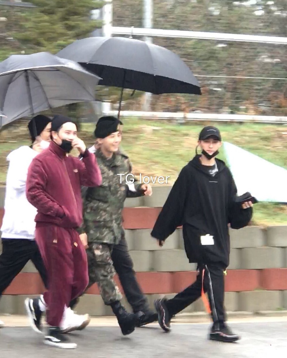 Náo loạn loạt tin tức Kbiz siêu nóng: Lee Dong Wook - Song Ji Hyo hẹn hò, lộ ảnh G-Dragon gặp Sơn Tùng trong quân ngũ - Ảnh 8.