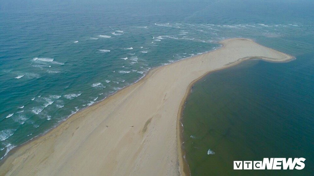 Quảng Nam cắm biển báo tại đảo cát dài 3 cây số nổi lên giữa biển Hội An - Ảnh 1.