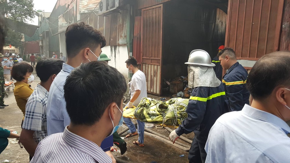 Cảnh sát PCCC tham gia chữa cháy và thu dọn hiện trường vụ cháy tại Trung Văn.