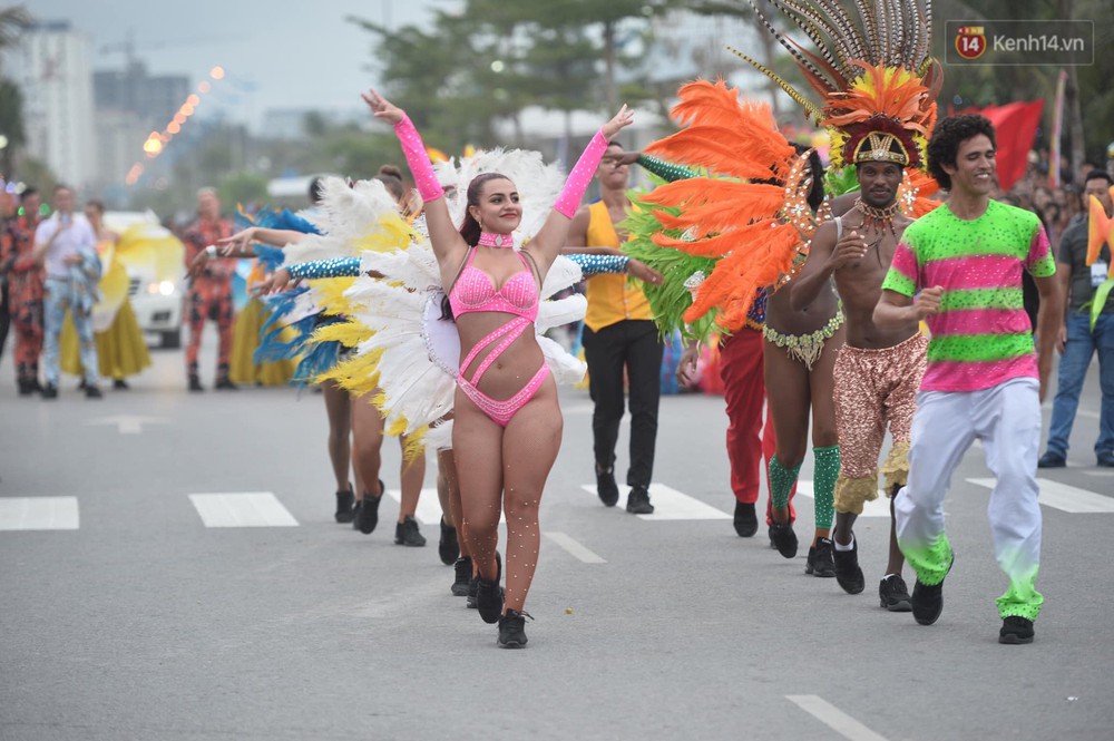 Nóng bỏng mắt màn trình diễn múa Carnival đường phố của các vũ công ngoại quốc tại Sầm Sơn - Ảnh 5.