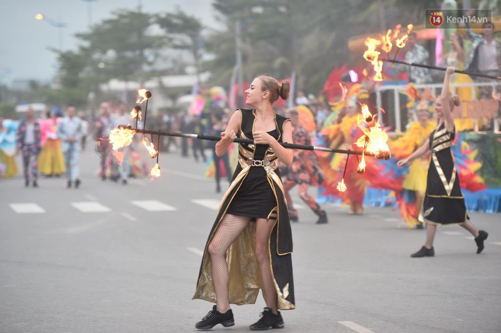 Nóng bỏng mắt màn trình diễn múa Carnival đường phố của các vũ công ngoại quốc tại Sầm Sơn - Ảnh 6.