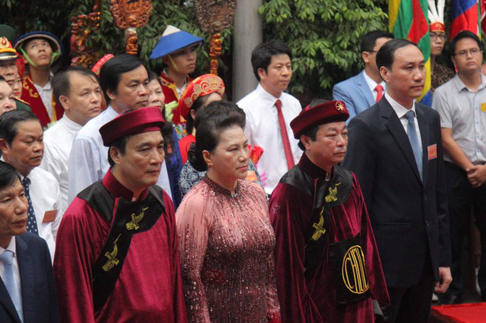 Chủ tịch Quốc hội Nguyễn Thị Kim Ngân dâng hương các Vua Hùng - Ảnh 7.