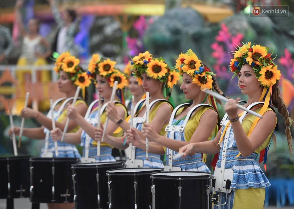Nóng bỏng mắt màn trình diễn múa Carnival đường phố của các vũ công ngoại quốc tại Sầm Sơn - Ảnh 7.