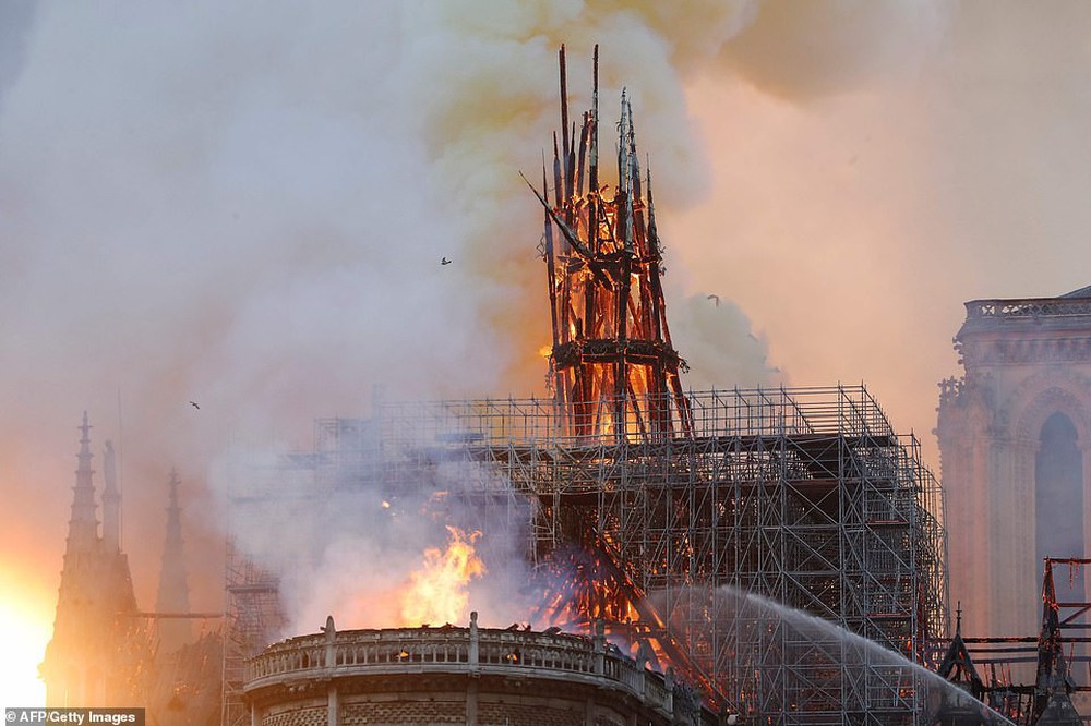 Cháy lớn kinh hoàng ở Nhà thờ Đức Bà Paris: Sập đỉnh tháp, phần lớn mái bị thiêu rụi - Ảnh 4.
