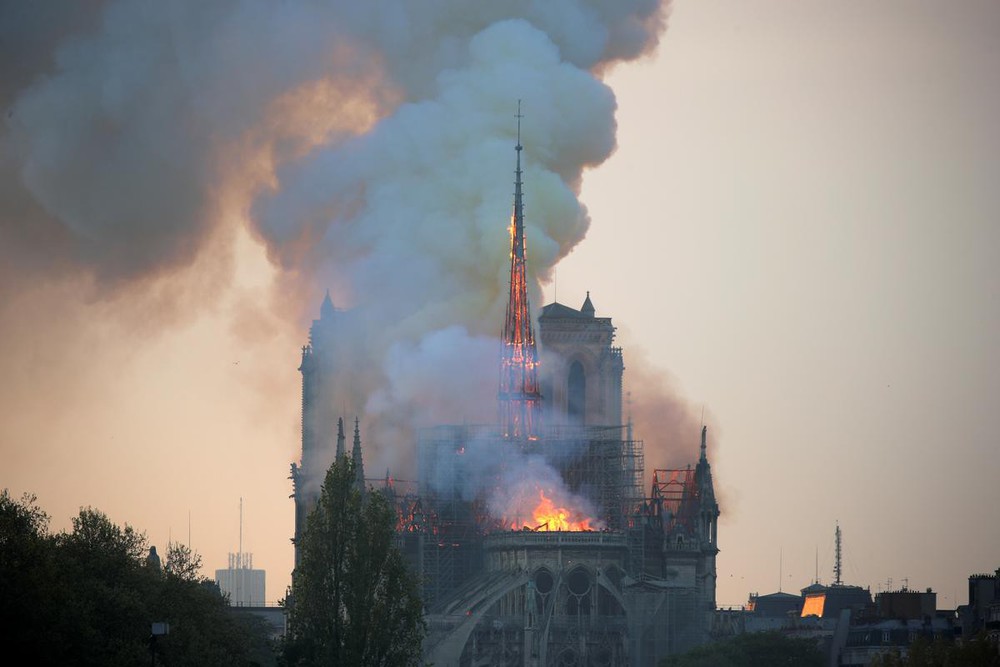 Loạt ảnh kinh hoàng về vụ hỏa hoạn lịch sử tại nhà thờ Đức Bà: Lửa như thổi bùng lên từ địa ngục - Ảnh 2.