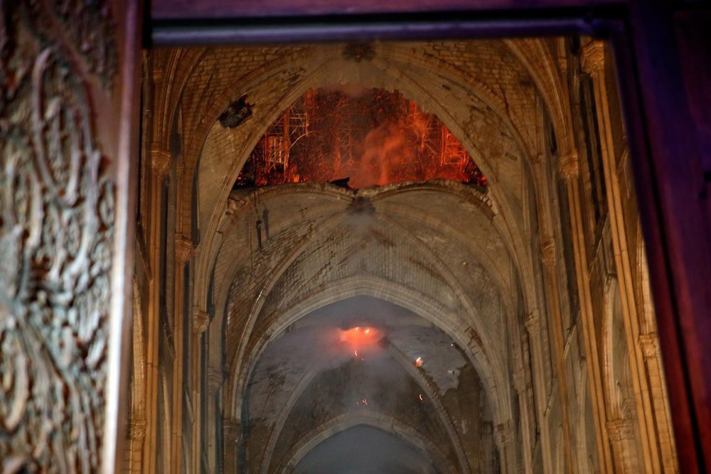 Loạt ảnh kinh hoàng về vụ hỏa hoạn lịch sử tại nhà thờ Đức Bà: Lửa như thổi bùng lên từ địa ngục - Ảnh 3.