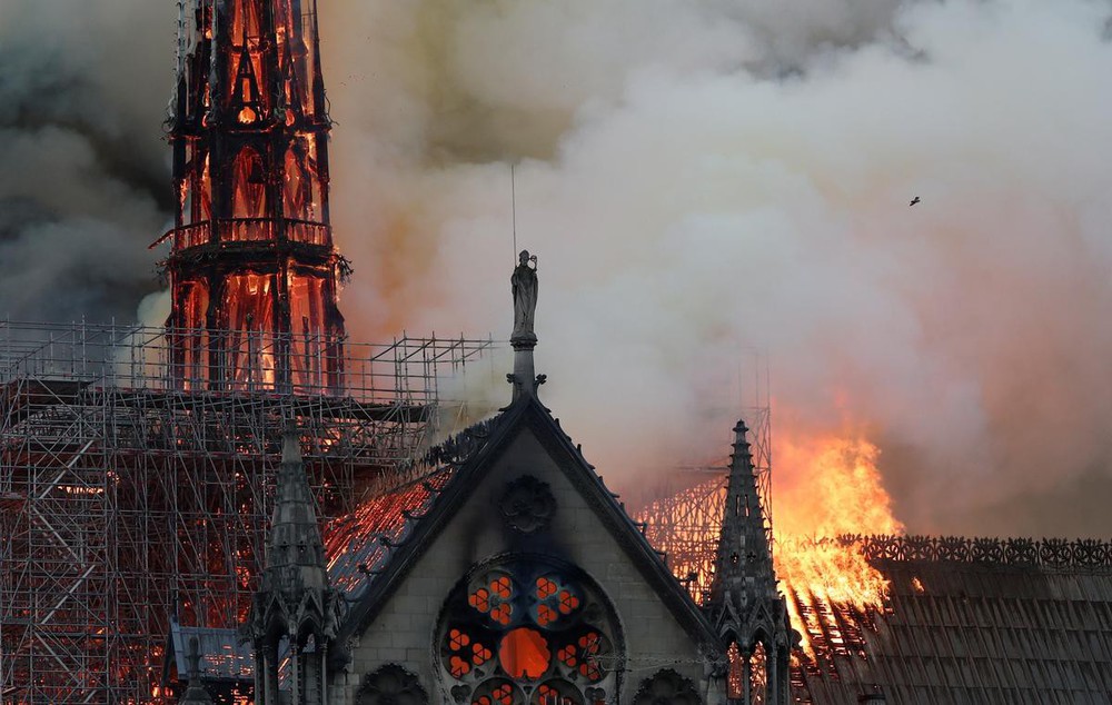 Loạt ảnh kinh hoàng về vụ hỏa hoạn lịch sử tại nhà thờ Đức Bà: Lửa như thổi bùng lên từ địa ngục - Ảnh 12.