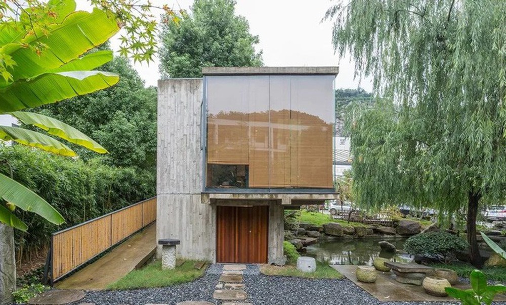 Căn nhà 2 tầng thô mộc theo phong cách Nhật Bản với lớp tường kính kết nối thiên nhiên, ẩn chứa vạn điều bất ngờ khiến nhiều người thích thú - Ảnh 4.