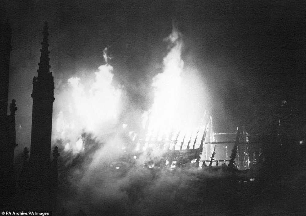 4 công trình lịch sử tại châu Âu từng bị quỷ lửa tấn công như Nhà thờ Đức Bà Paris - Ảnh 5.