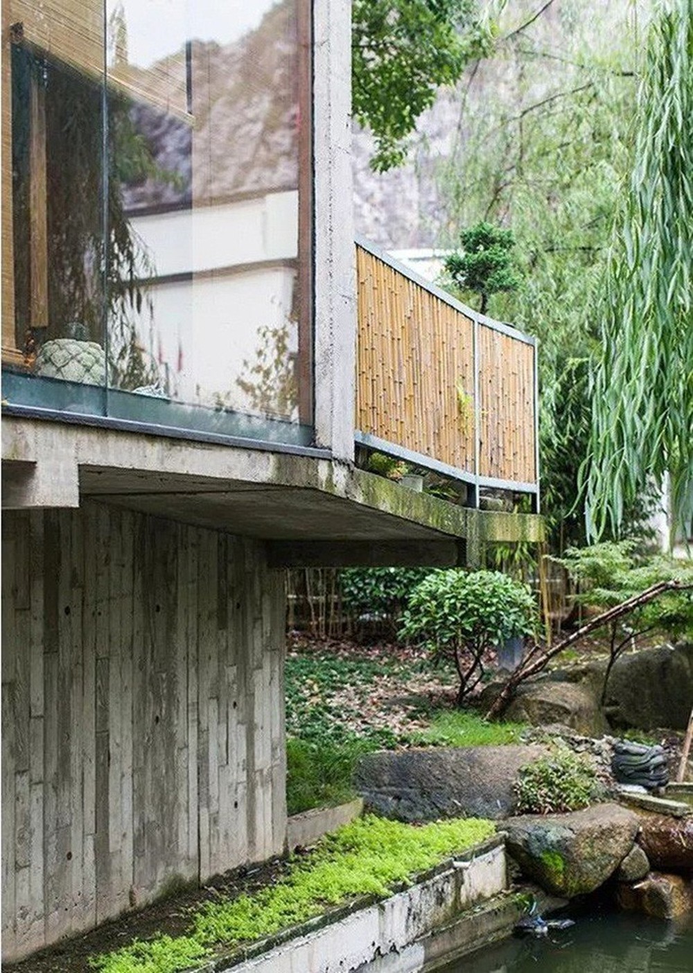 Căn nhà 2 tầng thô mộc theo phong cách Nhật Bản với lớp tường kính kết nối thiên nhiên, ẩn chứa vạn điều bất ngờ khiến nhiều người thích thú - Ảnh 8.