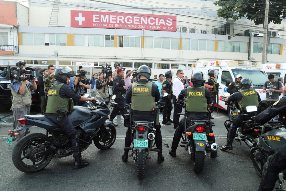 Bị cảnh sát bắt giữ tại nhà riêng, cựu Tổng thống Peru Alan García bắn vào họng tự sát - Ảnh 2.
