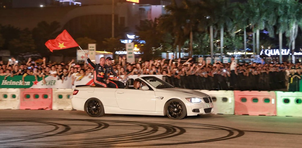 Tay đua huyền thoại David Coulthard trong vòng vây hàng ngàn người ở Mỹ Đình - Ảnh 2.