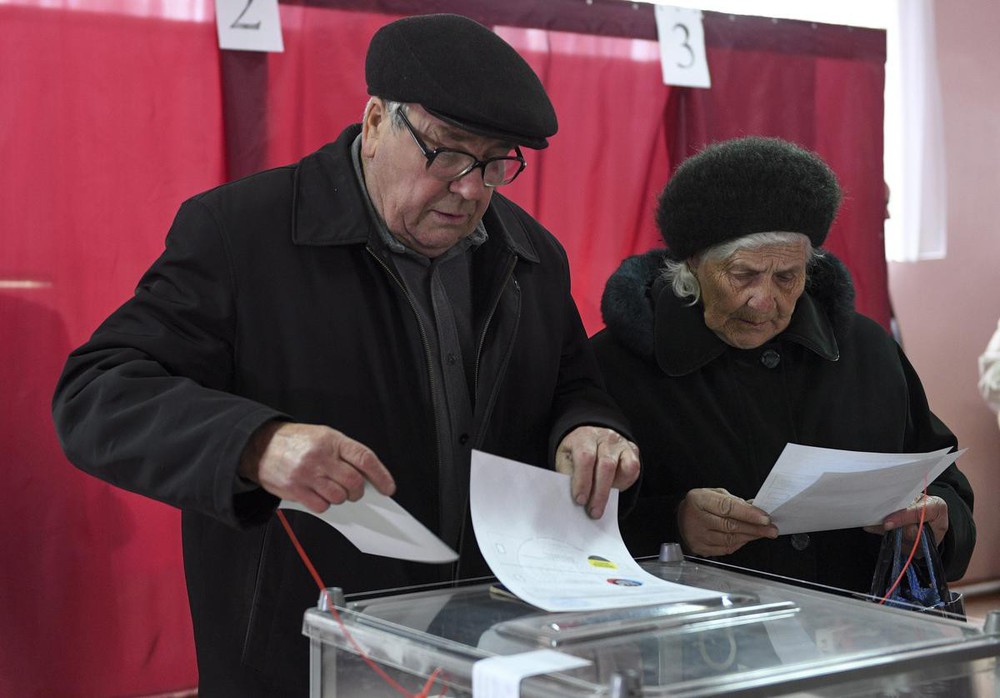 Bỏ phiếu cho lựa chọn đỡ tồi hơn, dân Ukraine rơi vào kỷ nguyên bất định dưới tay danh hài? - Ảnh 1.