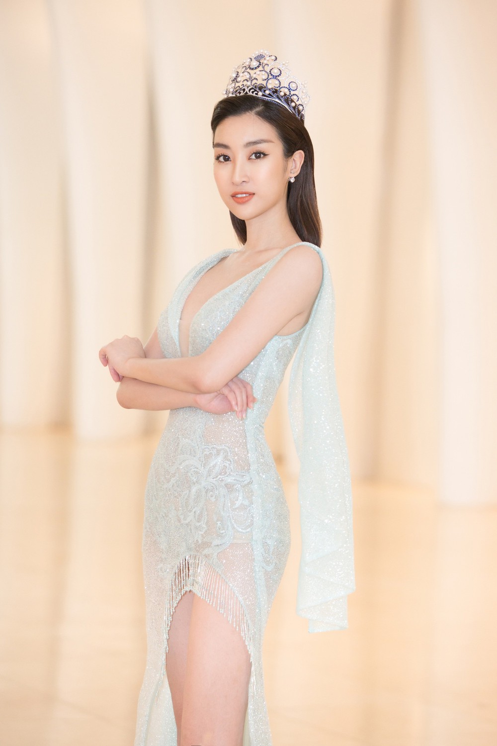 Hoa hậu Trần Tiểu Vy lộng lẫy, đọ sắc với Đỗ Mỹ Linh - Ảnh 4.