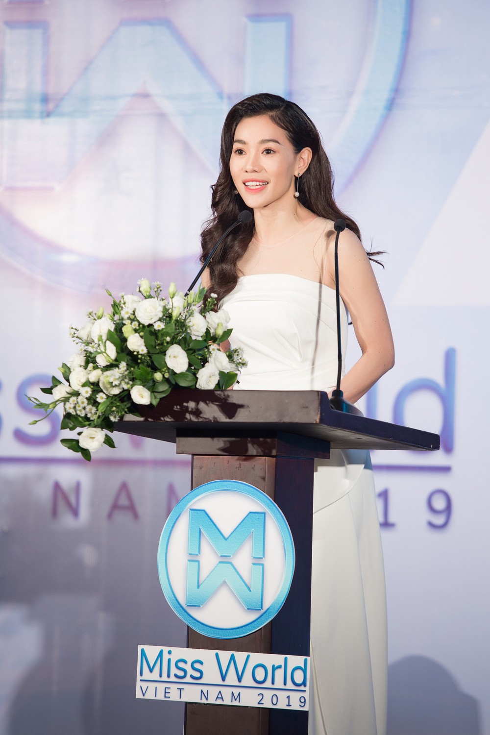 Hoa hậu Trần Tiểu Vy lộng lẫy, đọ sắc với Đỗ Mỹ Linh - Ảnh 2.