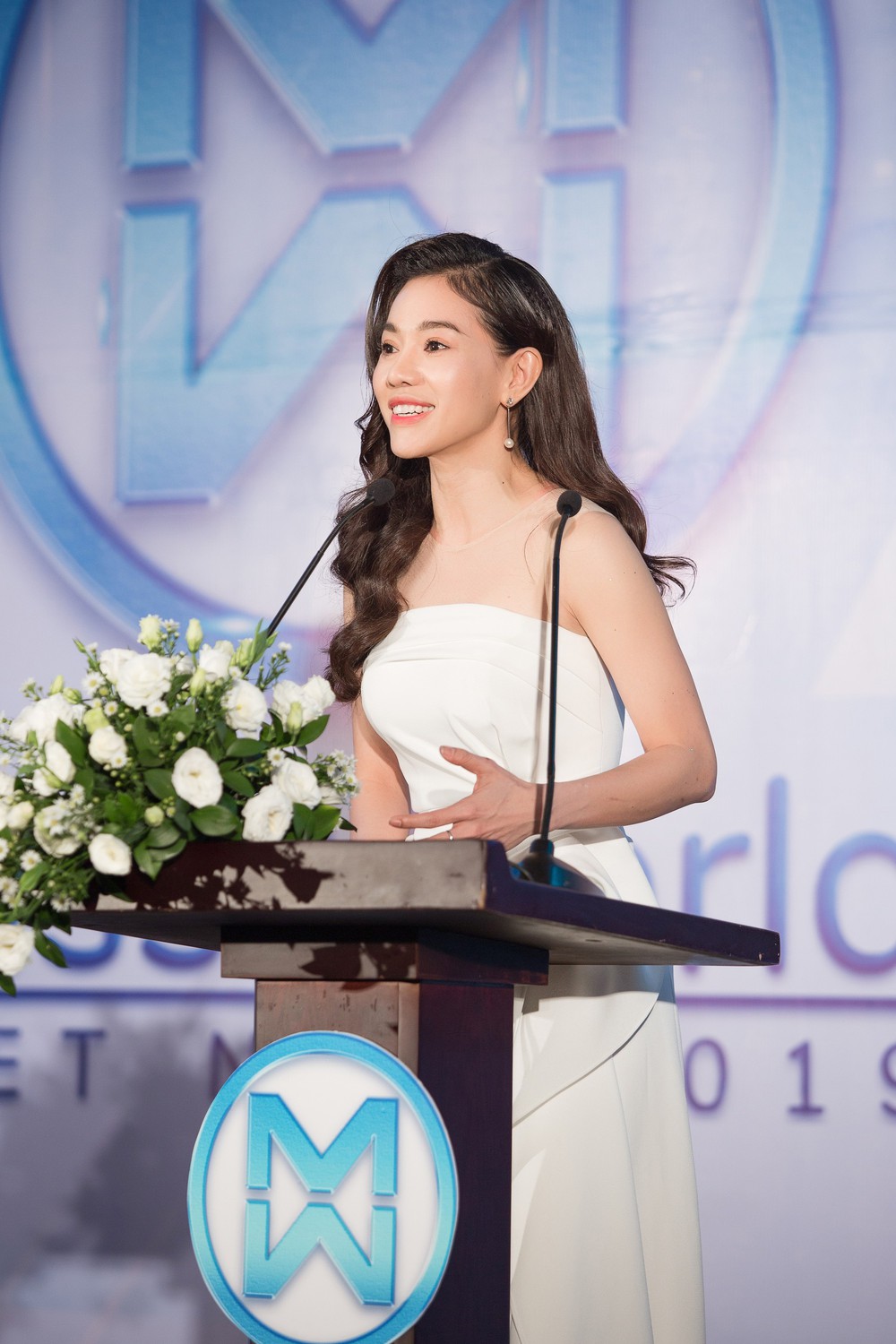 Hoa hậu Trần Tiểu Vy lộng lẫy, đọ sắc với Đỗ Mỹ Linh - Ảnh 1.