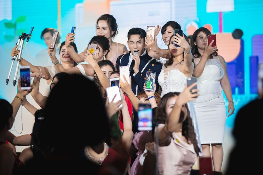 Noo Phước Thịnh, Isaac bối rối khi nhiều fan nữ lao lên sân khấu xin chụp hình - Ảnh 6.
